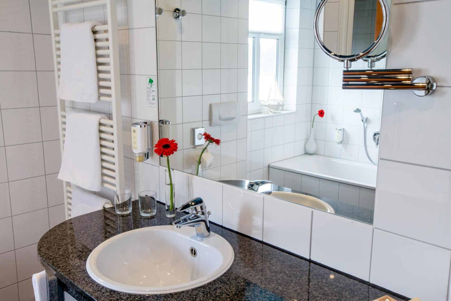 Seehotel Niedernberg - Das Dorf Am See エクステリア 写真