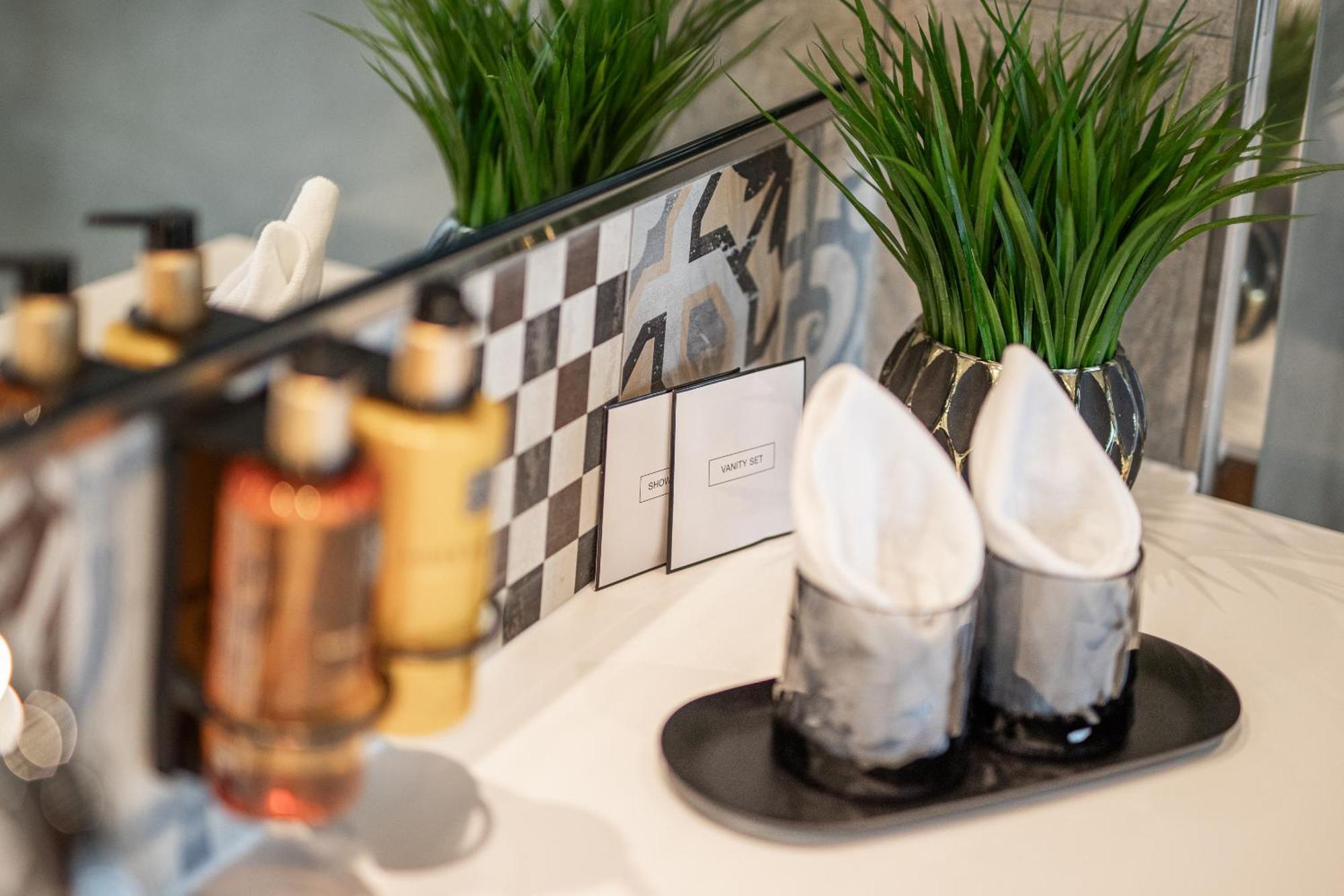 Seehotel Niedernberg - Das Dorf Am See エクステリア 写真