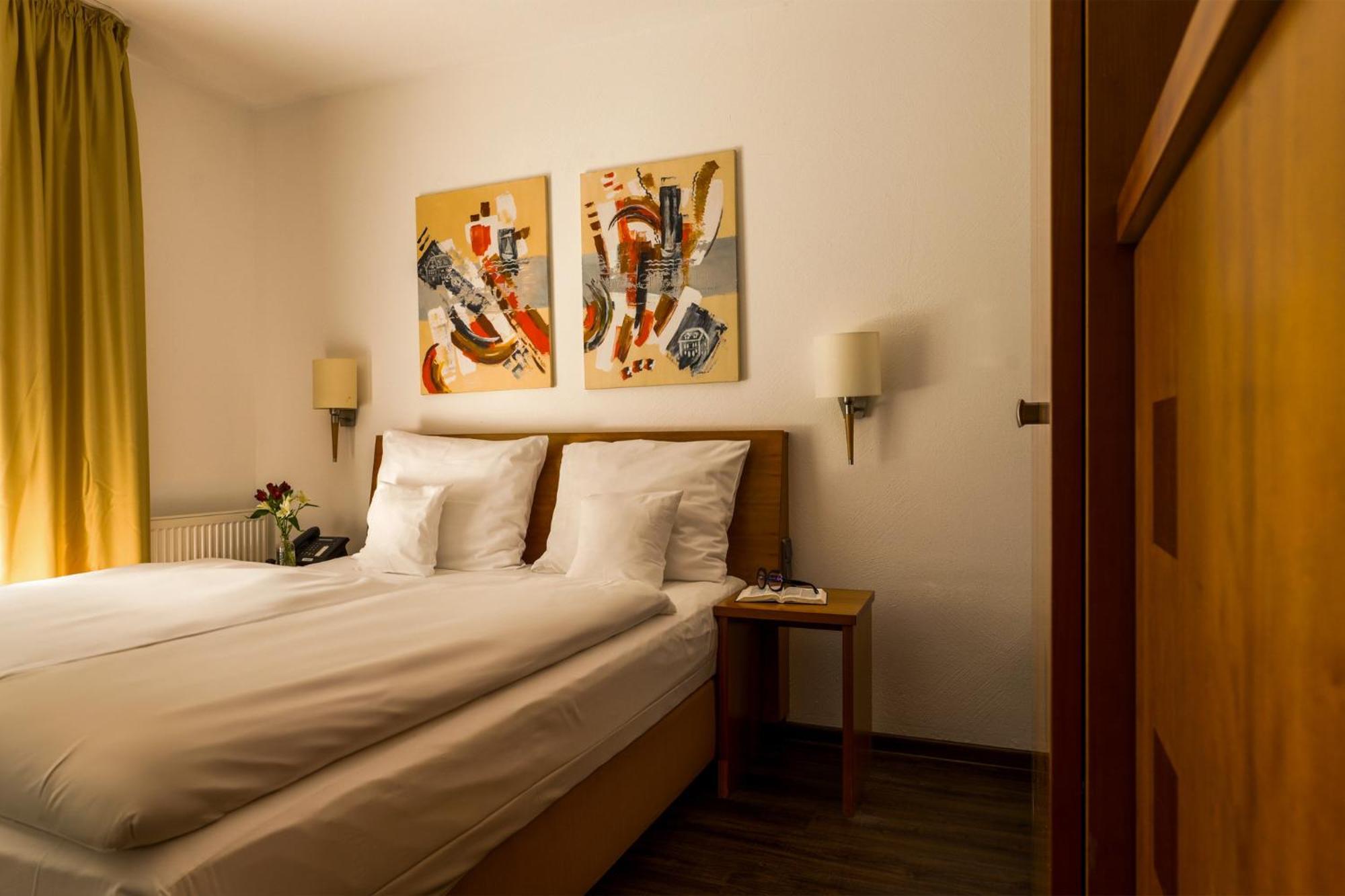 Seehotel Niedernberg - Das Dorf Am See エクステリア 写真