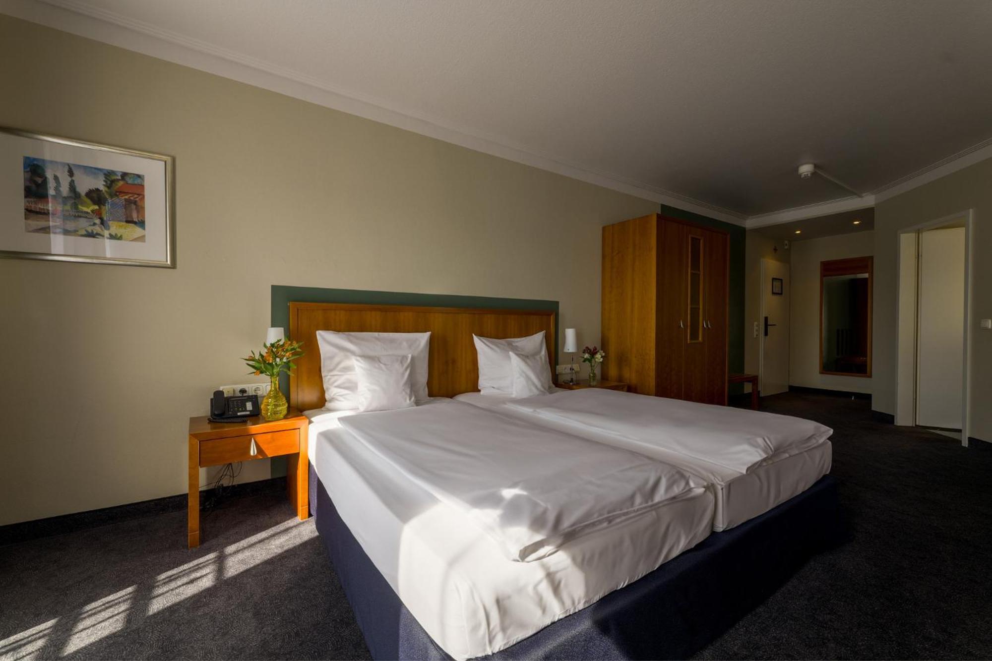Seehotel Niedernberg - Das Dorf Am See エクステリア 写真