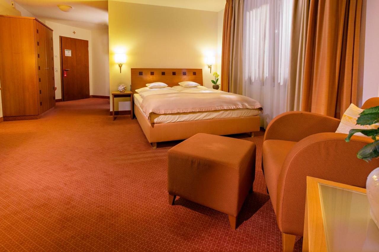 Seehotel Niedernberg - Das Dorf Am See エクステリア 写真